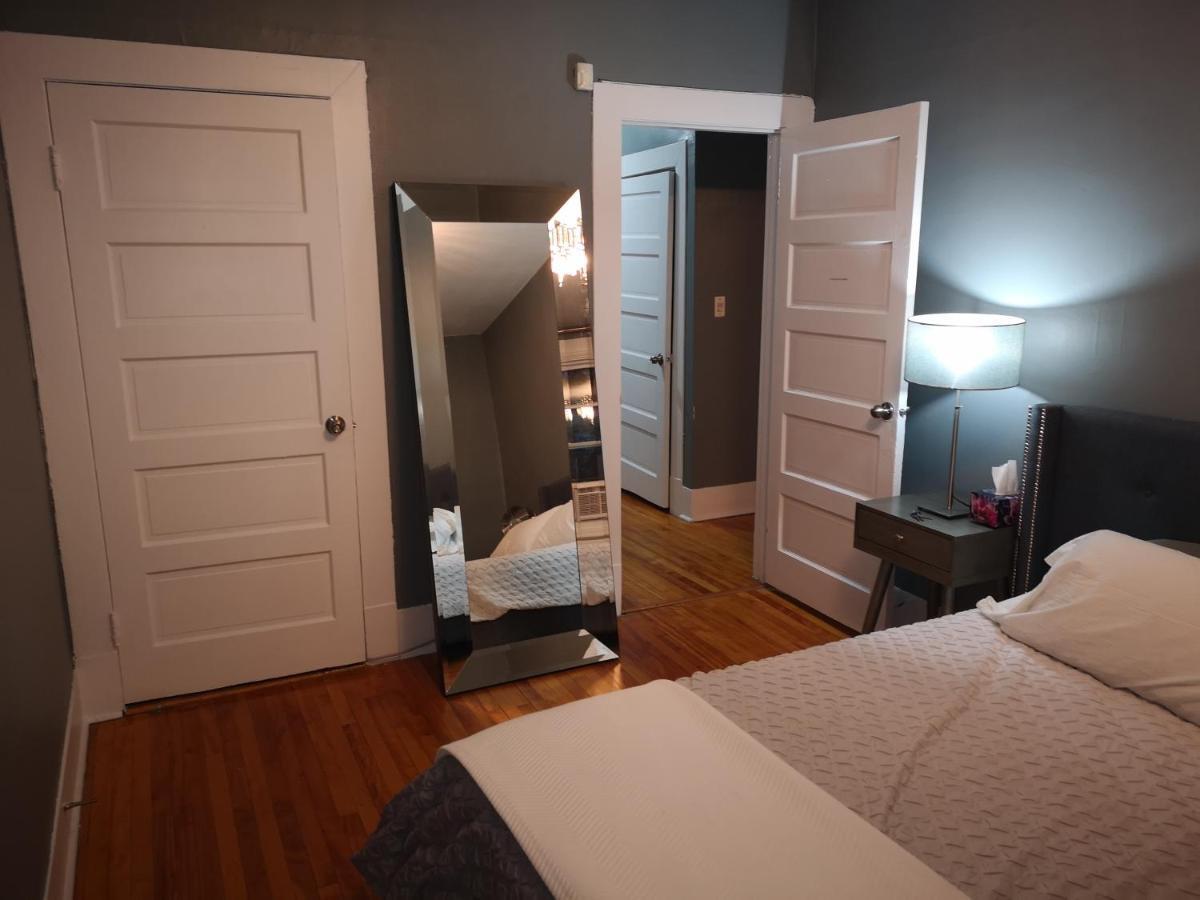 Room With King Bed In Shared 3 Bedroom Downtown Montréal Exterior foto